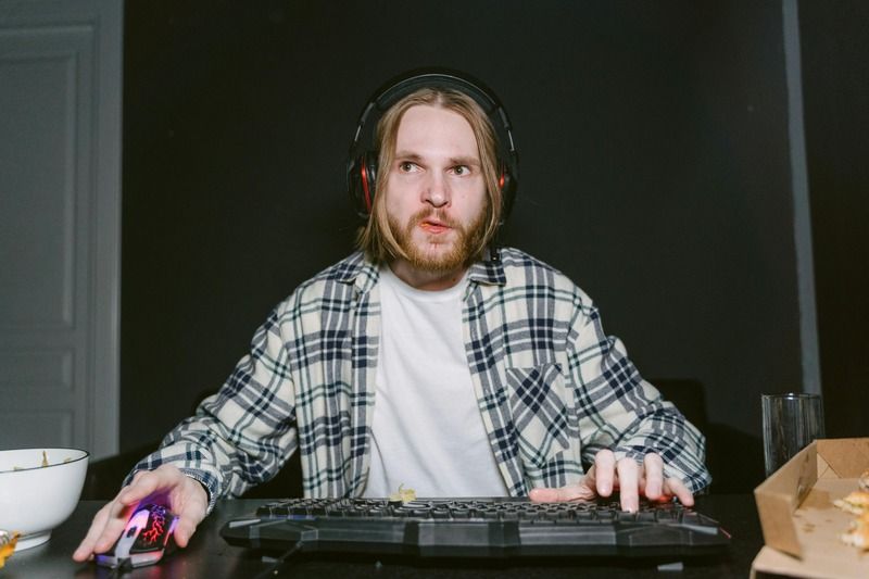 un gamer avec casque sans fil